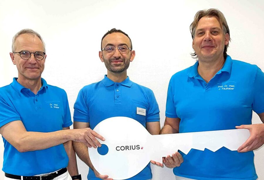 Schlüsselübergabe im MVZ Hautzentrum am Kalten Markt. Dr. Qasim Abu Elrub tritt die Praxisnachfolge an