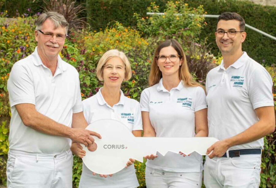 Schlüsselübergabe im skin + more MVZ. Dres. Kofler treten die Praxisnachfolge an