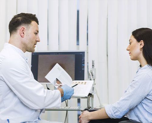 Arzt im Gespräch mit Patientin