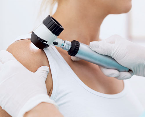 Dermatologische Untersuchung beim Hautarzt