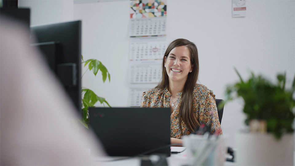 Eine Mitarbeiterin im CORIUS Headoffice