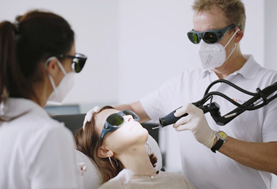 Ein Arzt bei CORIUS führt eine Laserbehandlung durch