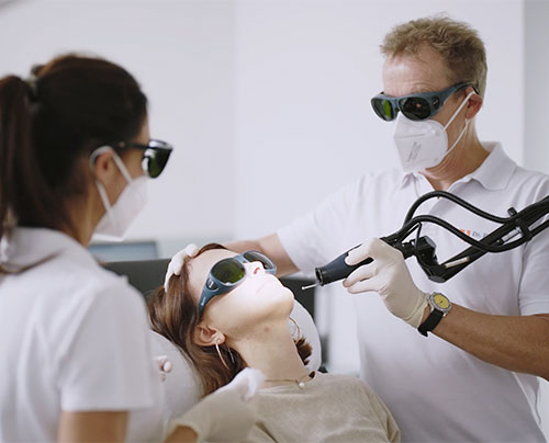 Ein Arzt bei CORIUS führt eine Laserbehandlung durch