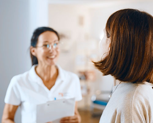 Praxismanagering mit einer Patientin