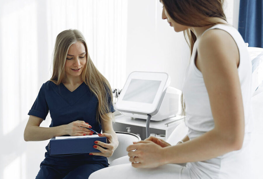 Eine junge Weiterbildungsassistentin im Patientengespräch