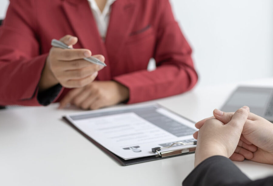 Personalerin fragt Bewerberin im Vorstellungsgespräch nach ihren Schwächen