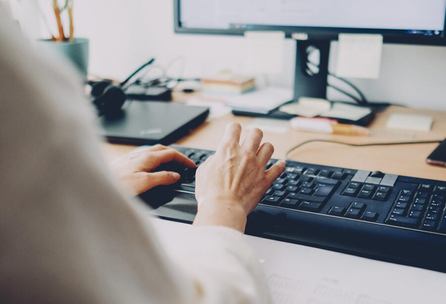 Person googelt die Unterschiede zwischen Homeoffice und mobilem Arbeiten