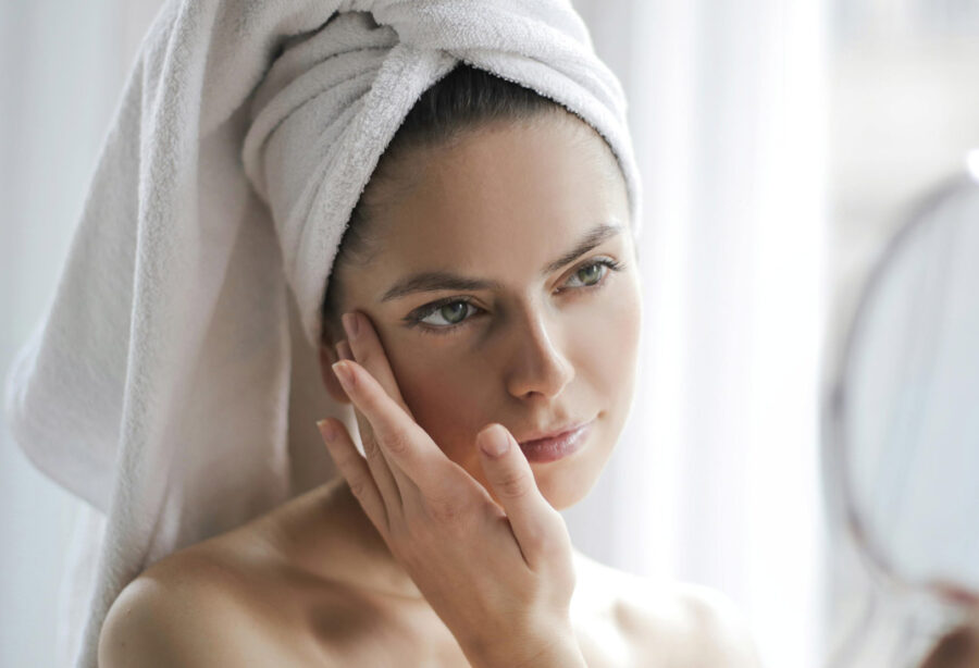 Zeichen der Hautalterung: Falten, feine Linien und Co.