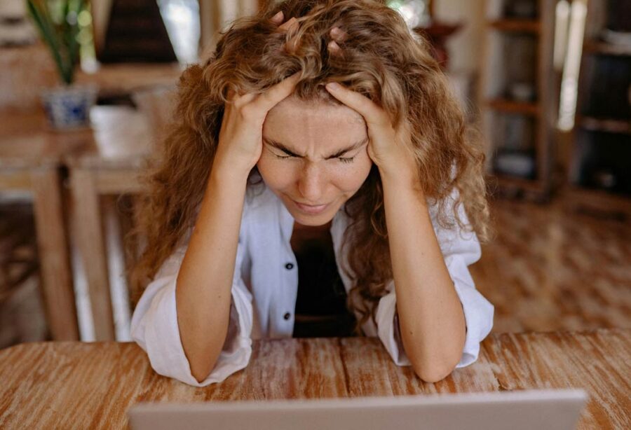 Stress betrifft nicht nur die Psyche, sondern bedeutet oftmals auch Stress für die Kopfhaut.