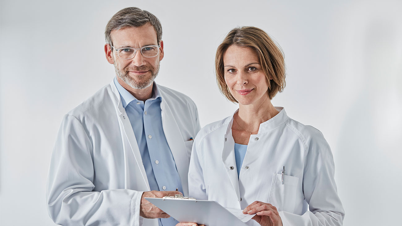 Viele Dermatolog:innen stellen sich die Frage: Festanstellung oder Selbstständigkeit?