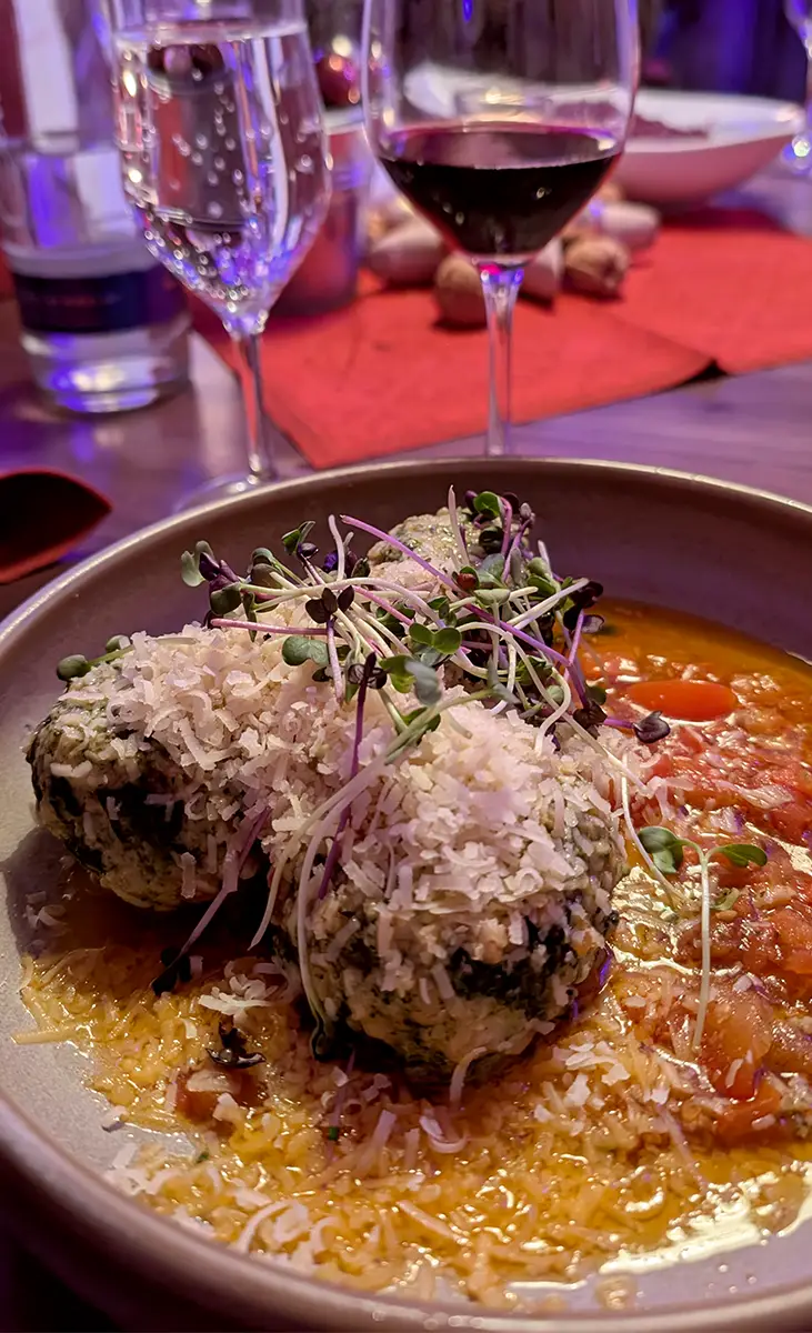 Spinatknödel als Hauptgang beim Weihnachtsdinner