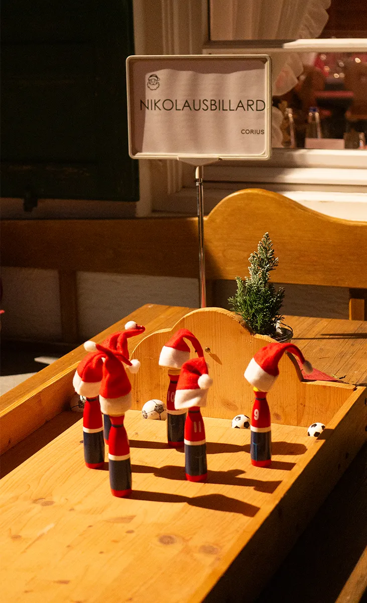 Weihnachtsspiel mit Nikolaus-Billiard auf der Hütte