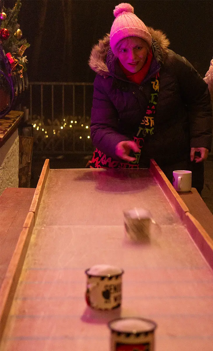 Weihnachtsspiel mit Glühweinbecher-Werfen auf der Hütten