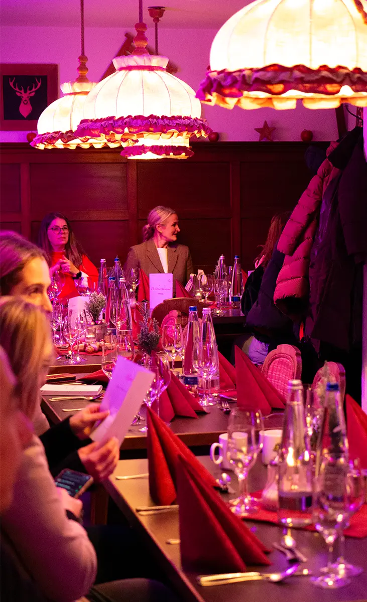 Geselliger Austausch beim Abendessen