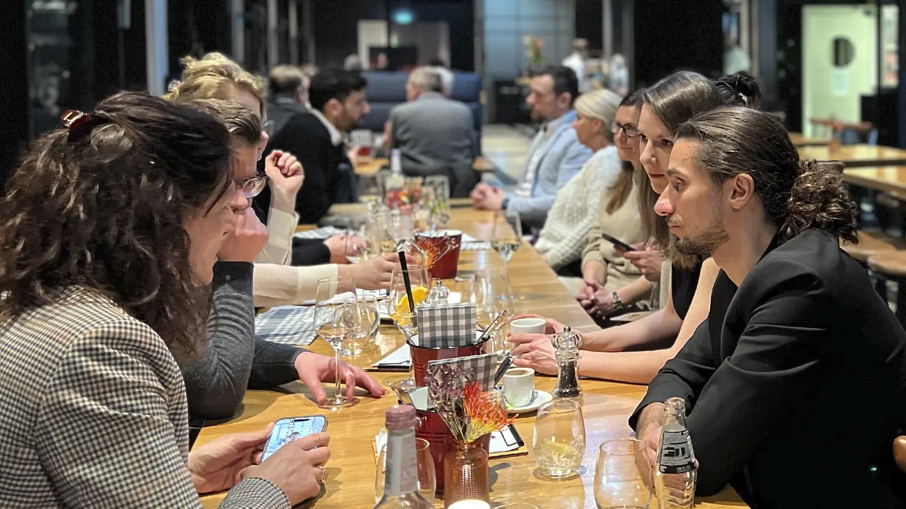 Teilnehmende des CORIUS Führungskräfte-Workshops 2026 im Austausch bei einem gemeinsamen Abendessen in entspannter Atmosphäre