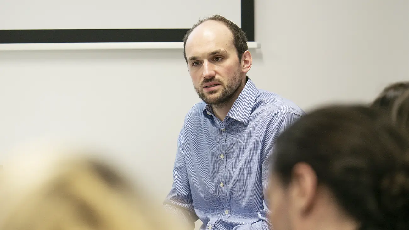 Moderierte Gesprächsrunde beim CORIUS Führungskräfte-Workshop 2026 mit Fokus auf Führungsrollen im Praxisalltag