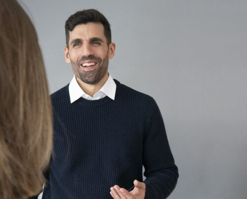 Senior Recruiter im Gespräch mit Bewerbende