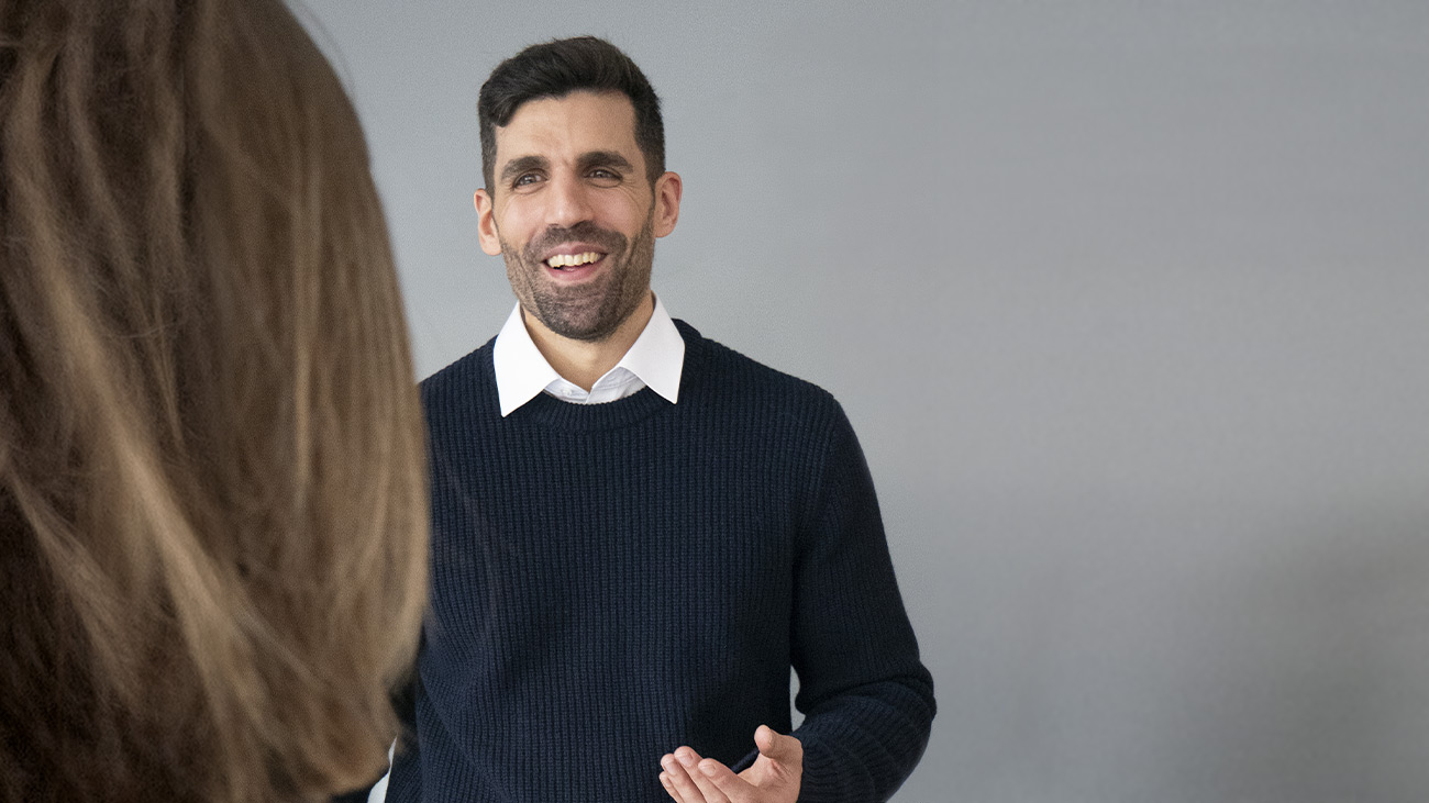 Senior Recruiter im Gespräch mit Bewerbende